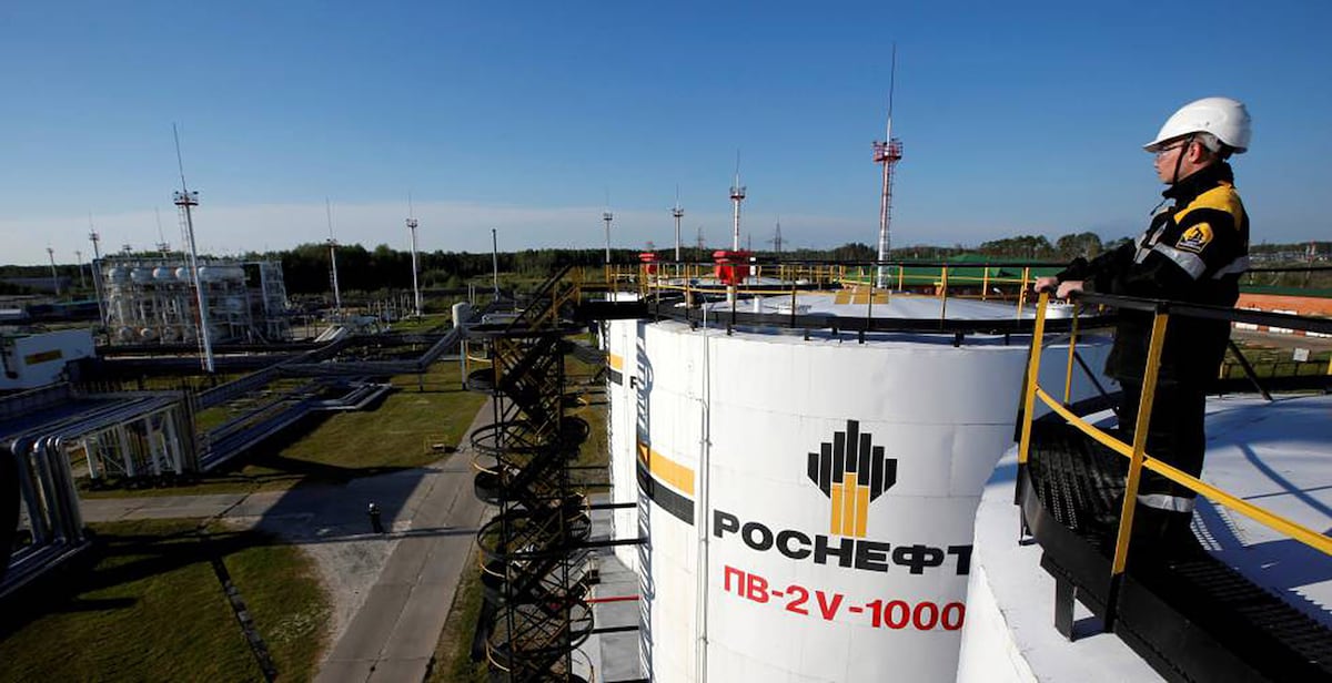 El crudo sube con fuerza tras las sanciones de EE UU a dos grandes petroleras rusas