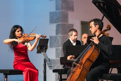 La violinista Corina Belcea, el pianista Bertrand Chamayou y el violonchelista Jean-Guihen Queyras durante la interpretación del ‘Trío con piano’, de Ravel, el pasado 4 de septiembre en Ciboure.