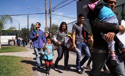 Inmigrantes irregulares en McAllen tras ser liberados por la policía.