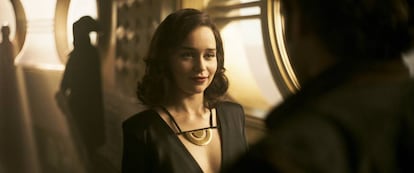 Emilia Clark en su personaje de Qi'ra en una escena de 'Solo: A Star Wars Story'.