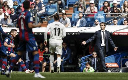 El entrenador Julen Lopetegui da indicaciones a sus jugadores durante el partido contra el Levante.