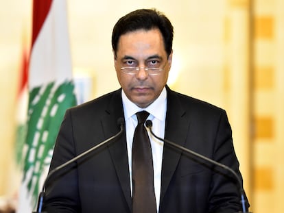 Hassan Diab durante anúncio de sua demissão do cargo de primeiro-ministro do Líbano, nesta segunda.