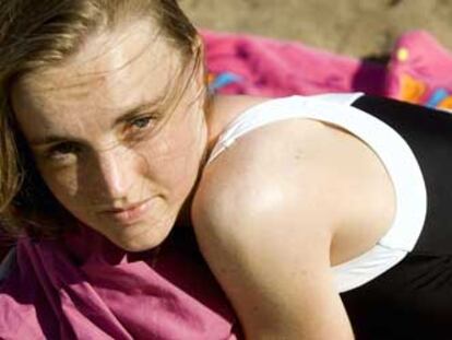 Triquini. Un bañador de una sola pieza, pero con cortes sinuosos que descubren el abdomen. Como éste que lleva Marjorie, de 25 años (Francia). "Es de Helline y lo que más me gustó es que es ciertamente diferente. En la playa la gente tiende demasiado a ir uniformada. Mis amigas se quejan de las marcas que deja este tipo de bañadores, pero a mí no me importa, soy tan blanca y llevo tanta protección...".