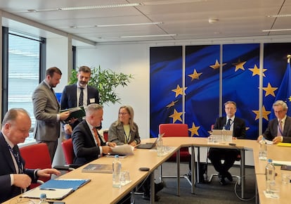 El consejero andaluz de Sostenibilidad, Ramón Fernández-Pacheco, con el comisario europeo de Medio Ambiente, Virginijus Sinkevicius, el lunes en su reunión en Bruselas. 