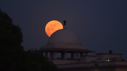 La Luna vista desde la Puerta de la India en Nueva Delhi, India