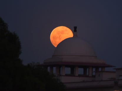 La Luna vista desde la Puerta de la India en Nueva Delhi, India