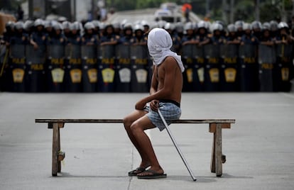 Cordón policial antes del inicio de la demolición de una comunidad de chabolas en Manila, Filipinas.