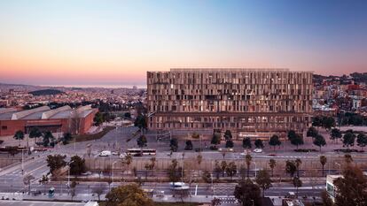 Imagen simulada de la fachada del nuevo edificio Vall d´Hebron, que empezará a construirse en 2024, frente al hospital general de la entidad.