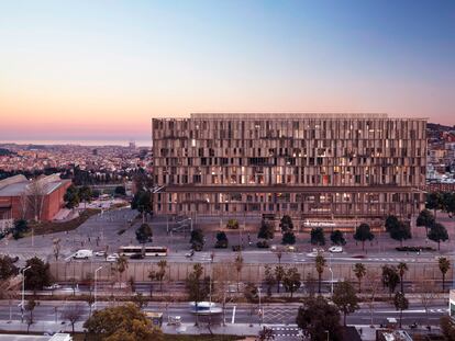 Imagen simulada de la fachada del nuevo edificio Vall d´Hebron, que empezará a construirse en 2024, frente al hospital general de la entidad.