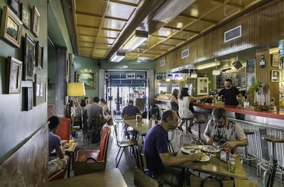 Who would have thought that this churrería fritters bar from the 1940s would have turned into a hip hangout for actors? Once a purveyor of the traditional Madrileño breakfast, it morphed in 2011 into the place to go for coffees, drinks and snacks if you’re into a background of indie music. Located at 15, Calle de Santa Isabel, it has hardly changed since the 1950s and its Formica tables and chairs, odd paintings of hunters, red fake leather armchairs and marble floors mean it has been used as a set in TV series such as 'El Ministerio del Tiempo'.