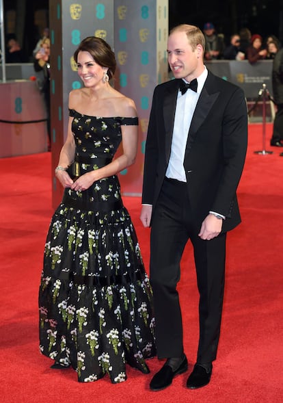 Alexander McQueen es una de sus firmas favoritas y a lo largo de los años nos ha ido dejando grandes piezas para el recuerdo como este vestido que llevó a los Bafta 2017.