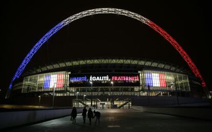 Arco de Wembley está iluminado com as cores da França.