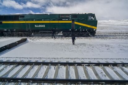 El Transtibetano, la gran obra de ingeniería ferroviaria de China, está en peligro por la desaparición del hielo perpetuo sobre el que se tendió parte de su recorrido.