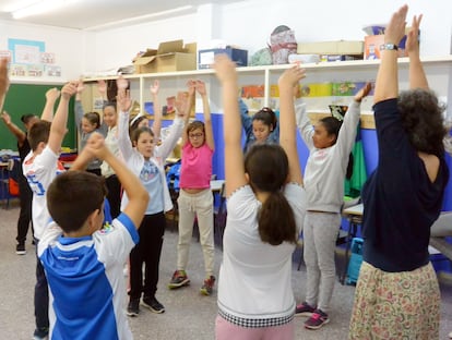 Sesión de educación emocional en una de las escuelas participantes en el proyecto de Teatro de Conciencia.