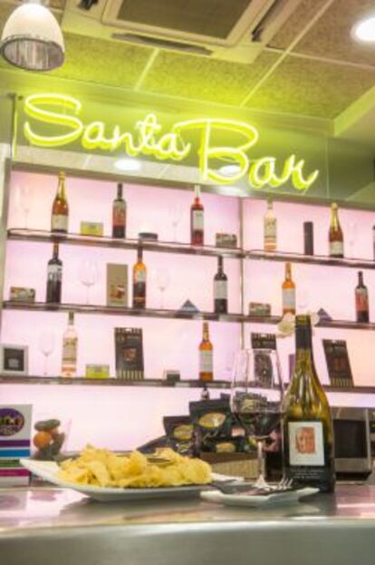 En el Santa Bar, ubicado en el mismo establecimiento, se pueden degustar todo tipo de vinos y licores, así como los productos gourmet a precio de tienda.