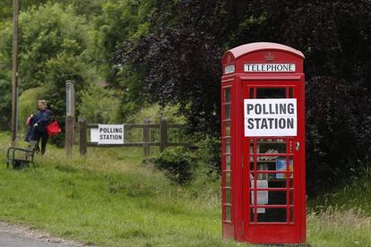 Una cabina telefónica muestra un cartel de mesa electoral en Rotherwick Hall, al oeste de Londres.