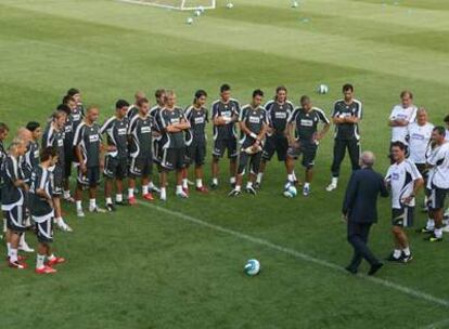 El presidente del Real Madrid, Ramón Calderón, saluda a la plantilla en presencia del equipo técnico antes de un entrenamiento.