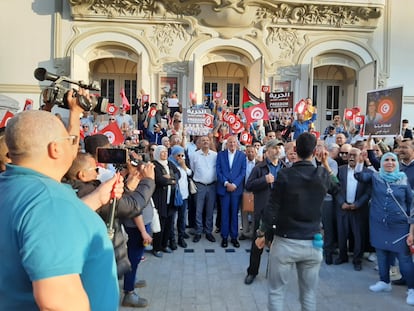 Protesta de la oposición tunecina contra la detención de decenas de disidentes, el sábado 27 de mayo, frente al Teatro Municipal de la capital, en el centro de Túnez.

