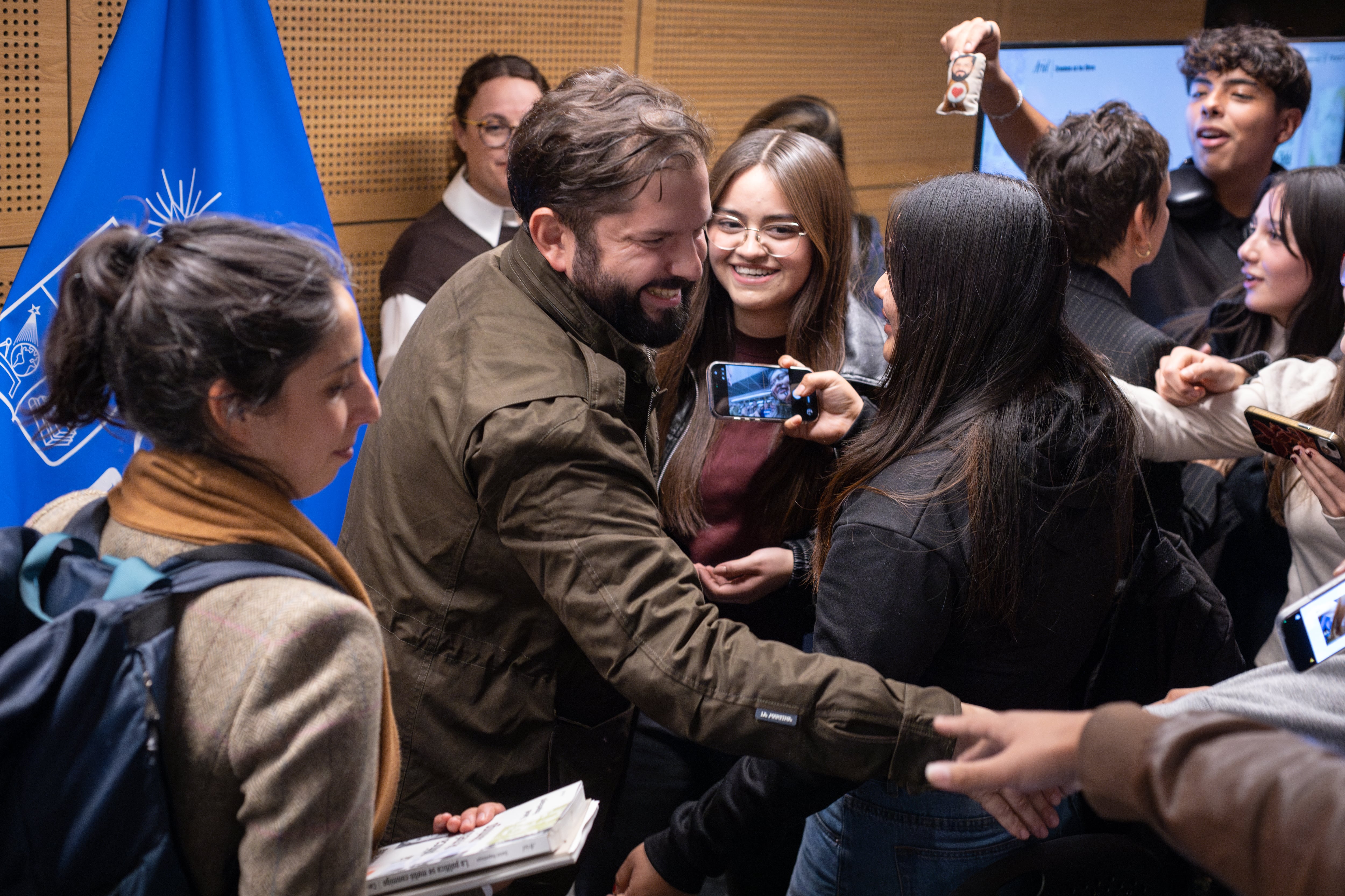 Gabriel Boric saluda a los asistentes al lanzamiento del libro, este miércoles.