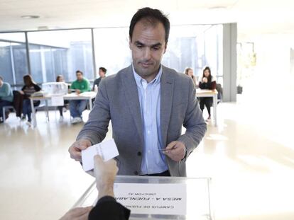 Javier Ramos, nuevo rector de la URJC, votando esta ma&ntilde;ana. 