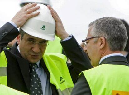 El 'lehendakari', Patxi López, se coloca un casco en presencia de Blanco durante la visita de las obras del TAV