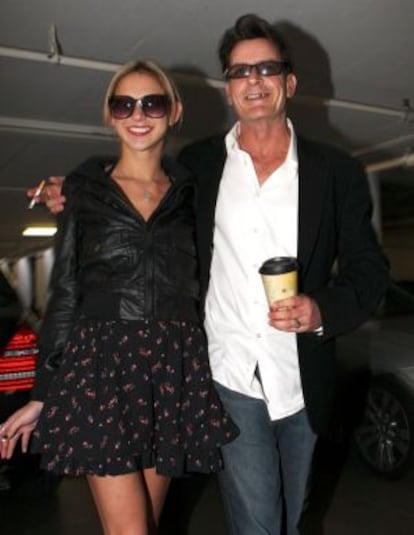 Natalie Kenly y Charlie Sheen, en una imagen de 2011.