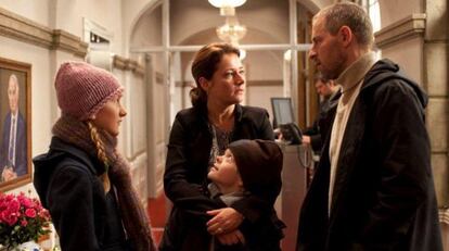 Sidse Babett Knudsen, junto a su familia, en Borgen.