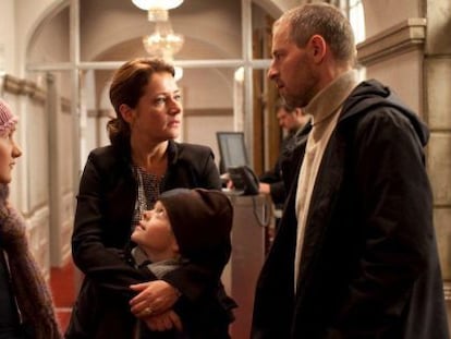 Sidse Babett Knudsen, junto a su familia, en Borgen.