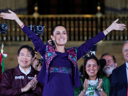 La candidata de Morena, Claudia Sheinbaum, saluda a sus seguidores, la noche del domingo en la plaza del Zócalo.