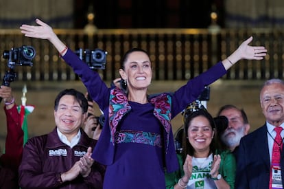 La candidata de Morena, Claudia Sheinbaum, saluda a sus seguidores, la noche del domingo en la plaza del Zócalo.