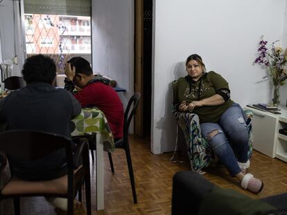 Yesenia Anaya, usuaria de Cáritas, junto a dos de sus sobrinos en el salón de su casa el pasado viernes.