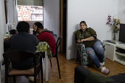 Yesenia Anaya, usuaria de Cáritas, junto a dos de sus sobrinos en el salón de su casa el pasado viernes.