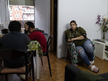 Yesenia Anaya, usuaria de Cáritas, junto a dos de sus sobrinos en el salón de su casa el pasado viernes.