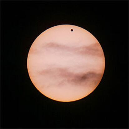 Venus se muestra en el fenómeno como un diminuto disco negro que recorre el Sol de oeste a este.