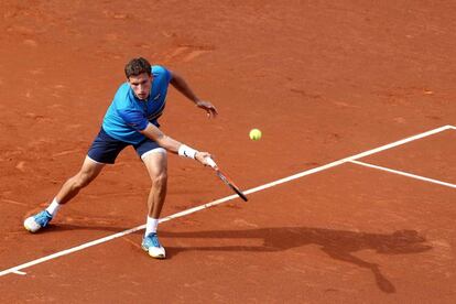 El tenista español Pablo Carreño devuelve una pelota al italiano Andreas Seppi, durante el partido jugado en la segunda jornada del Trofeo Conde de Godó de tenis. Pablo Carreño ha ganado el partido por 6-4 y 6-2.