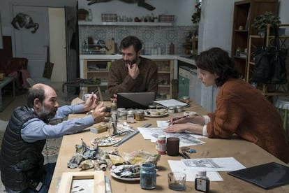 Jaime Rosales dirige a Alex Brendemühl y a Bárbara Lennie en el rodaje de 'Petra'.