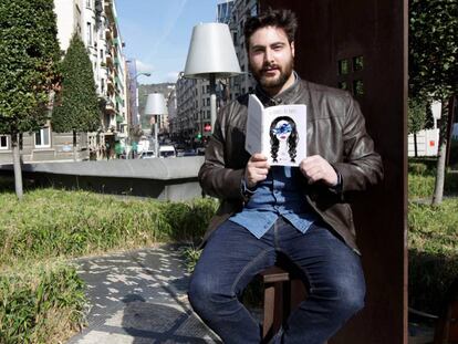 Pablo Carrera, olímpico de tiro, posa con el libro de poesías que acaba de publicar.