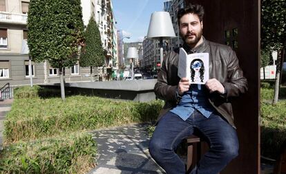 Pablo Carrera, olímpico de tiro, posa con el libro de poesías que acaba de publicar.