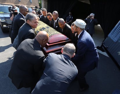 Los portadores colocan el ataúd de Muhammad Ali en el coche fúnebre antes de iniciarse la procesión por la ciudad natal del boxeador, en Louisville (Estados Unidos).