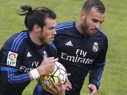 Gareth Bale, junto a Jes&eacute;, despu&eacute;s de marcar el 2-1. 