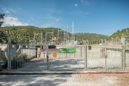 Puerta del único paso terrestre entre Cedillo (España) y Montalvao (Potugal), que Iberdrola solo abre los fines de semana.