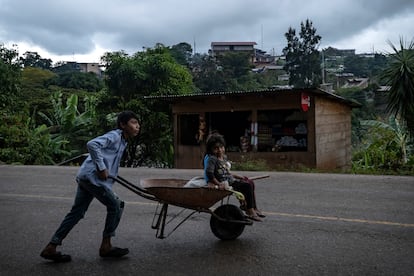 Un grupo de niños juega en la carretera de Ocosingo, Chiapas