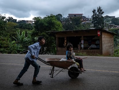 Un grupo de niños juega en la carretera de Ocosingo, Chiapas.