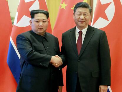 Kim Jong Un y Xi Jinping estrechan sus manos en Pekín (China).