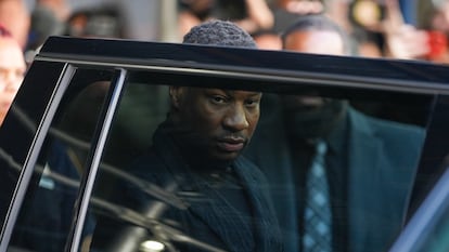 Jonathan Majors sale de la corte de Manhattan tras escuchar su sentencia, el 8 de abril de 2024 en Nueva York.