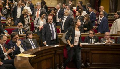 Los grupos de Ciudadanos, PSC y PP, abandonando el Parlament ante la aprobación de la declaración independentista.