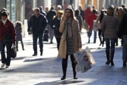 El peque&ntilde;o comercio y las grandes superficies prev&eacute;n que este a&ntilde;o la campa&ntilde;a de Navidad, en la que se juegan gran parte del a&ntilde;o, se salde con un crecimiento de las ventas respecto a 2012, lo que supondr&aacute; el primer incremento desde el inicio de la crisis.