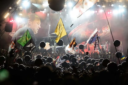 Miles de personas disfrutan de la actuación del grupo Metallica en el escenario principal de Glastonbury, 28 de junio de 2014.
