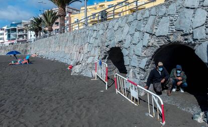 Escondite en una playa de Mogán para los migrantes desahuciados del sistema de acogida humanitaria en Canarias.
