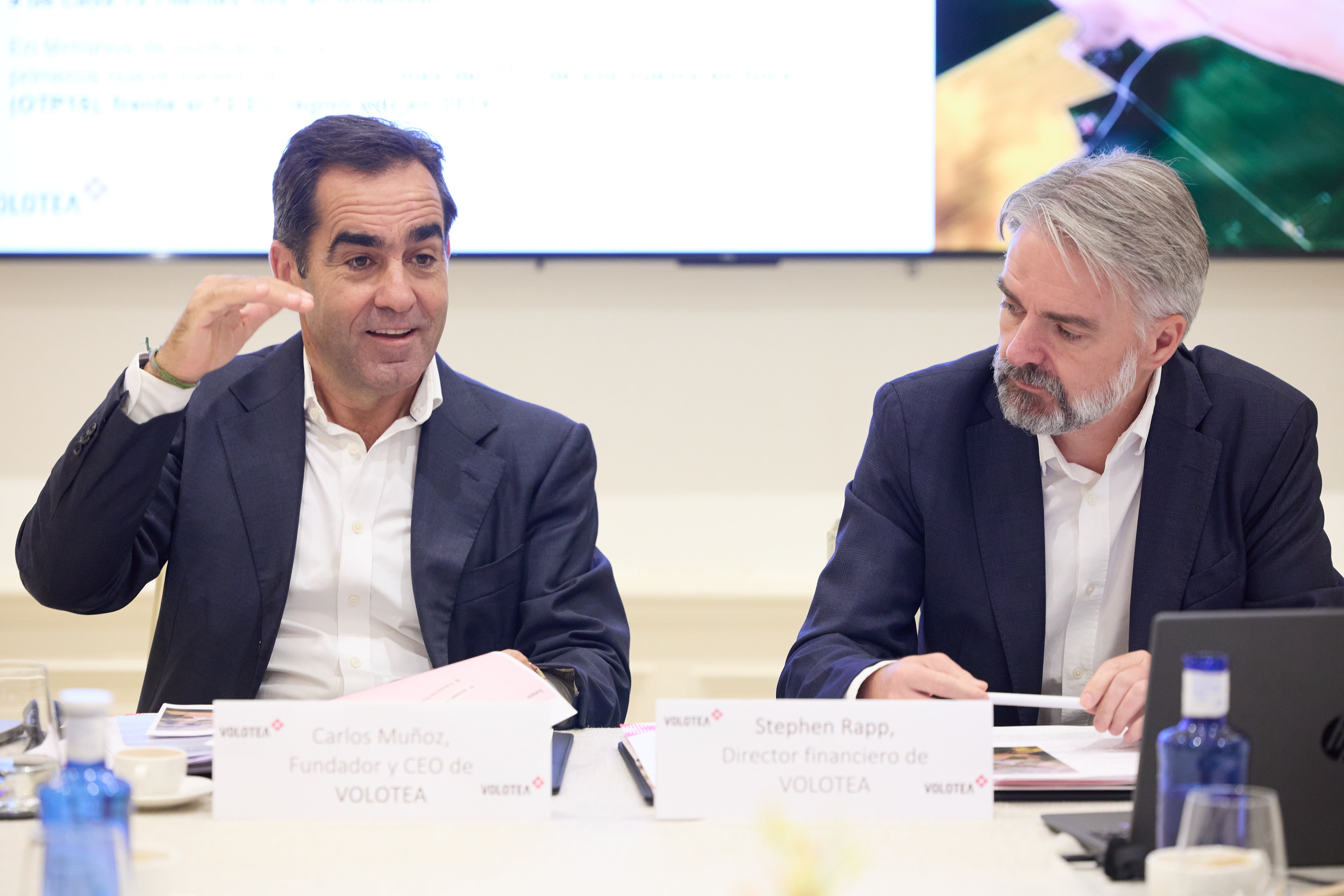 El consejero delegado de Volotea, Carlos Muñoz, con el director general financiero de la aerolínea, Stephen Rapp, durante la rueda de prensa celebrada este jueves en Madrid.